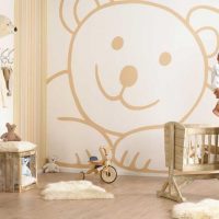 Ours énorme et gentil sur le mur d'une chambre d'enfants