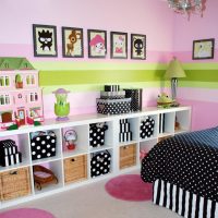 Collection de dessins d'enfants sur un mur rose