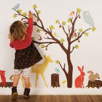 Décorer le mur avec les mains d'un enfant