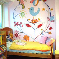 Peinture murale à l'aquarelle sur une crèche