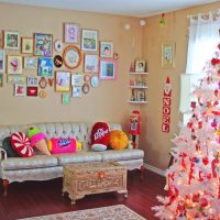 Décor mural sur le canapé dans la chambre d'enfant