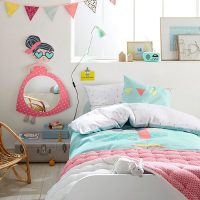 Guirlande de drapeaux triangulaires sur le lit de la fille