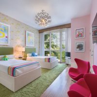 Tapis vert au sol des enfants avec deux lits