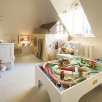 Chemin de fer en bois dans une chambre d'enfants