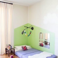 Miroir sous la forme d'une fenêtre sur un mur d'enfants