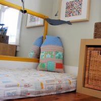 Coussin décoratif sur un matelas dans une chambre d'enfant