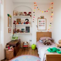 Niche avec des étagères à l'intérieur de la pépinière