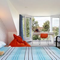 Design de chambre d'enfant attique avec balcon