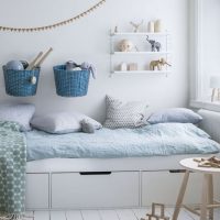 Étagères sur mesure dans la chambre du petit garçon