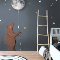 Échelle contre un mur gris