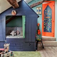 Maison de jouets dans la chambre d'un garçon d'âge préscolaire