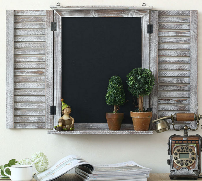 Imitation artistique d'une fenêtre en bois avec des volets