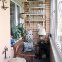 Banc en bois pour se détendre sur le balcon