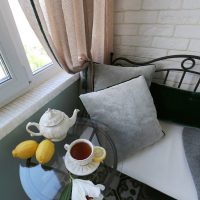 Une petite table en verre sur le balcon