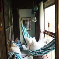Hamac sur le balcon avec boiseries