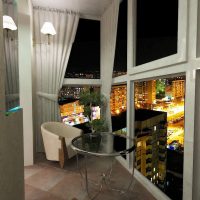 Balcon avec fenêtres à l'étage dans un appartement moderne