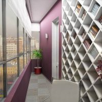 Étagères originales pour ranger des livres sur le balcon