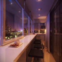 Comptoir de bar sur le balcon d'un immeuble de plusieurs étages