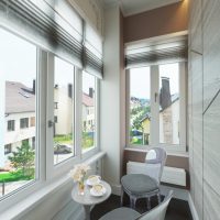 Chaises en plastique dans un balcon étroit
