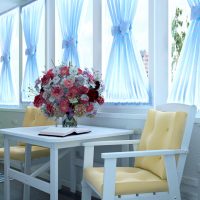Beau bouquet sur une table blanche
