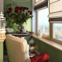 Bouquet de roses sur une table basse