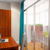 Ordinateur portable sur une table brune en panneaux de particules stratifiés