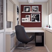 Chaise de bureau sur un balcon résidentiel