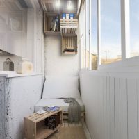Étagères de vieilles boîtes en bois