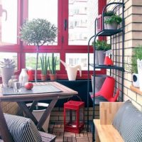 Cadres rouges sur le balcon d'un immeuble de grande hauteur