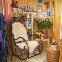 Rocking chair avec des capes de fourrure