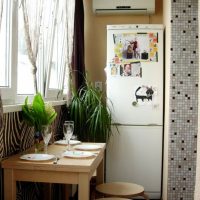 Réfrigérateur à deux compartiments sur le balcon de l'appartement
