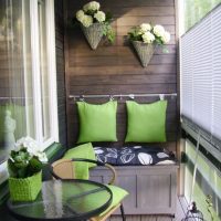 Coussins verts sur un mur en bois