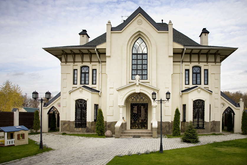 Exterior de una casa moderna de estilo castillo