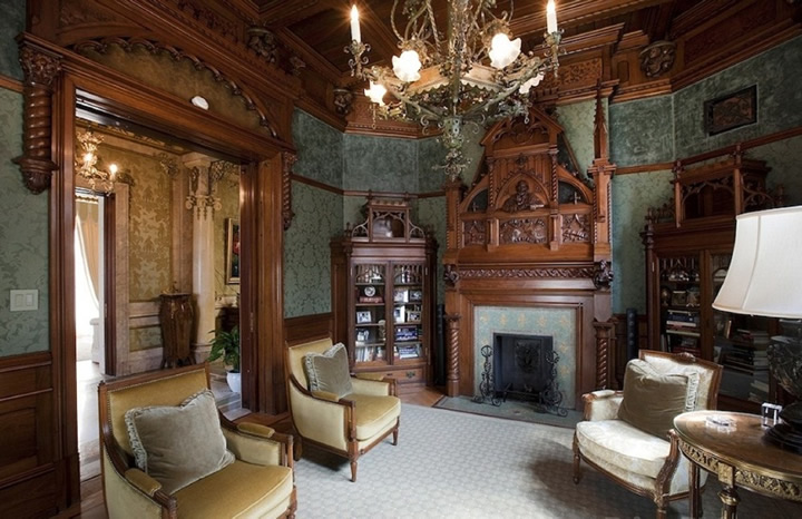 Árbol en el interior de una sala de estar de estilo medieval
