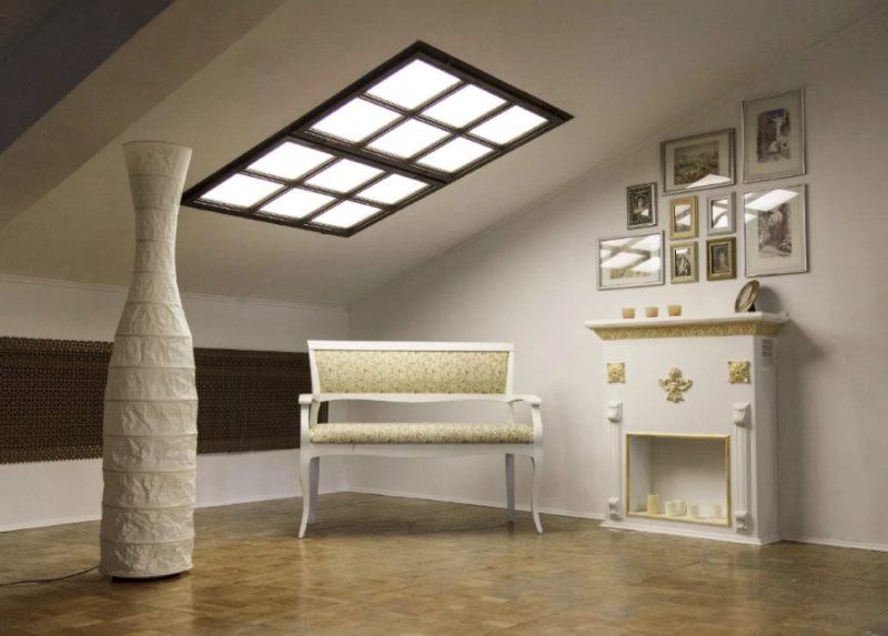 Imitation d'une fenêtre rétro-éclairée dans le grenier d'une maison privée