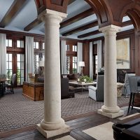 Dos columnas en la sala de estar de una casa privada.
