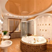 Amplio baño con dos lavabos.