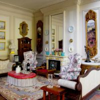 Hermosa sala de estar en estilo antiguo