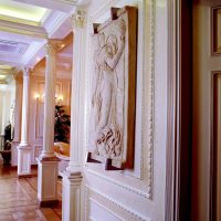Decorar las paredes de la sala de estar en el espíritu de la antigüedad.
