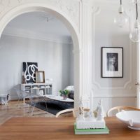 Arco con moldura de estuco de poliuretano en el interior de una casa privada.