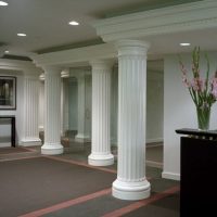 Antiguas columnas griegas en el interior de la sala de una casa moderna