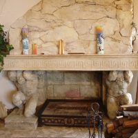 Decoración de chimenea griega antigua