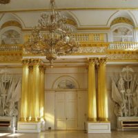 Hall de una gran casa de campo en un estilo clásico