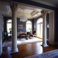 Antiguas columnas griegas en el interior de una casa privada