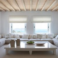 Grupo de sofás en la sala de estar con techo de madera