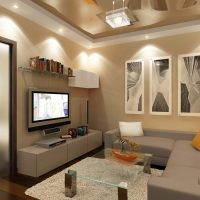 Photo modulaire sur le mur beige d'un petit salon