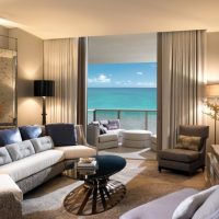 Salon moderne avec vue sur la mer