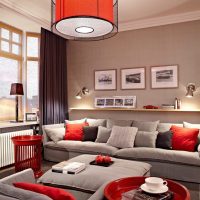 La combinaison de nuances rouges et beiges à l'intérieur du salon
