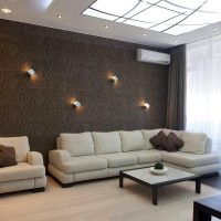 Canapé beige dans la chambre avec du papier peint marron