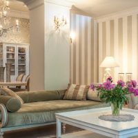 Pivoines roses dans le salon avec du papier peint à rayures
